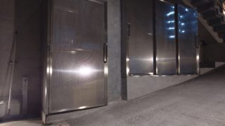 暗闇のパンチング